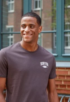 Pier One Hombre GRAPHIC T-SHIRT - Camiseta Estampada - Brown -Ofertas Pier One Tienda 0766cc15e74f4493bb85c20316659e04