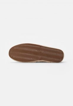 Pier One Unisexo RENA ESPADRILLE UNISEX - Alpargatas - Olive 12 Pier One Unisexo RENA ESPADRILLE UNISEX - Alpargatas - Olive -Ofertas Pier One Tienda 0bfd3f8f153b42cfb646a3cdae4fc982
