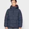 Pier One Hombre BASIC PUFFER JACKET WITH CONTRAST HOOD - Chaqueta De Invierno - Dark Blue/bordeaux