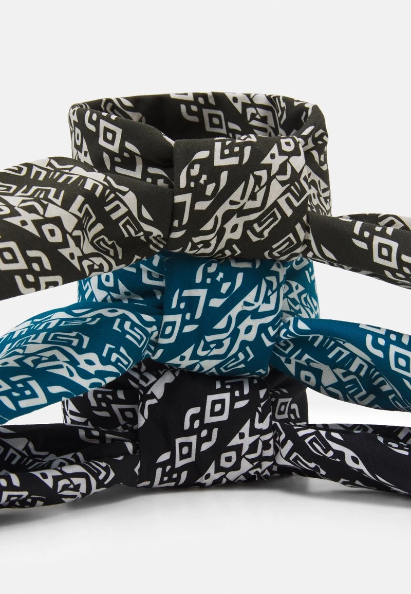 Pier One BANDANAS 3 PACK UNISEX - Pañuelo - Black/khaki/blue, Unisexo 4 Pier One BANDANAS 3 PACK UNISEX - Pañuelo - Black/khaki/blue, Unisexo - Imagen 2