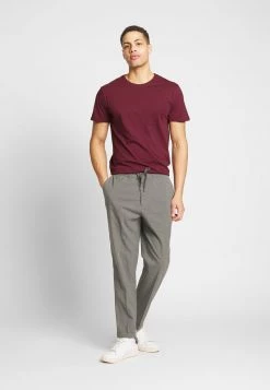 Pier One Hombre 3 PACK - Camiseta Básica - White/dark Blue/red -Ofertas Pier One Tienda 7d46c406b4f84647b7fcf18328327658