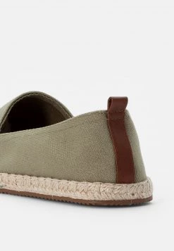 Pier One Unisexo RENA ESPADRILLE UNISEX - Alpargatas - Olive 13 Pier One Unisexo RENA ESPADRILLE UNISEX - Alpargatas - Olive -Ofertas Pier One Tienda 8b1ef3dce9d344a08d816af96a53324d