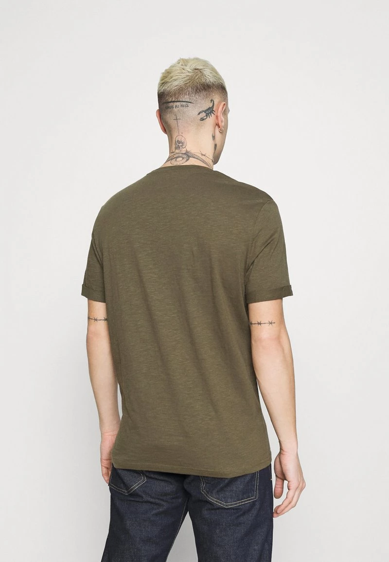 Pier One Unisexo Camiseta Estampada - Olive 5 Pier One Unisexo Camiseta Estampada - Olive - Imagen 3