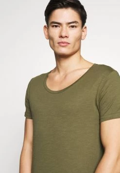 Pier One Hombre Camiseta Básica - Khaki 11 Pier One Hombre Camiseta Básica - Khaki -Ofertas Pier One Tienda 9a99b34538d8468482f1a4ee6eb0c887