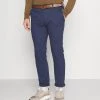 Pier One BELTED - Pantalones Chinos - Dark Blue, Hombre