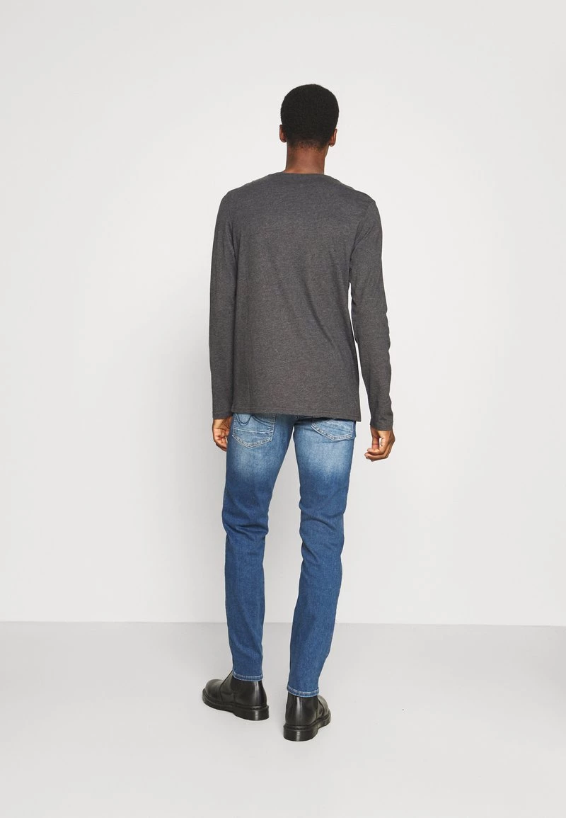 Pier One 2 PACK - Camiseta De Manga Larga - Dark Grey/black, Hombre 5 Pier One 2 PACK - Camiseta De Manga Larga - Dark Grey/black, Hombre - Imagen 3