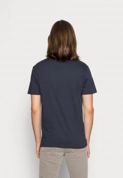 Pier One Camiseta Estampada - Dark Blue, Hombre 9 Pier One Camiseta Estampada - Dark Blue, Hombre -Ofertas Pier One Tienda b1c526234a2f4e798b0466bca37d1b33