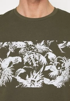 Pier One Hombre Camiseta Estampada - Oliv -Ofertas Pier One Tienda e6c0de5c0a54450e9383cee4393723a0