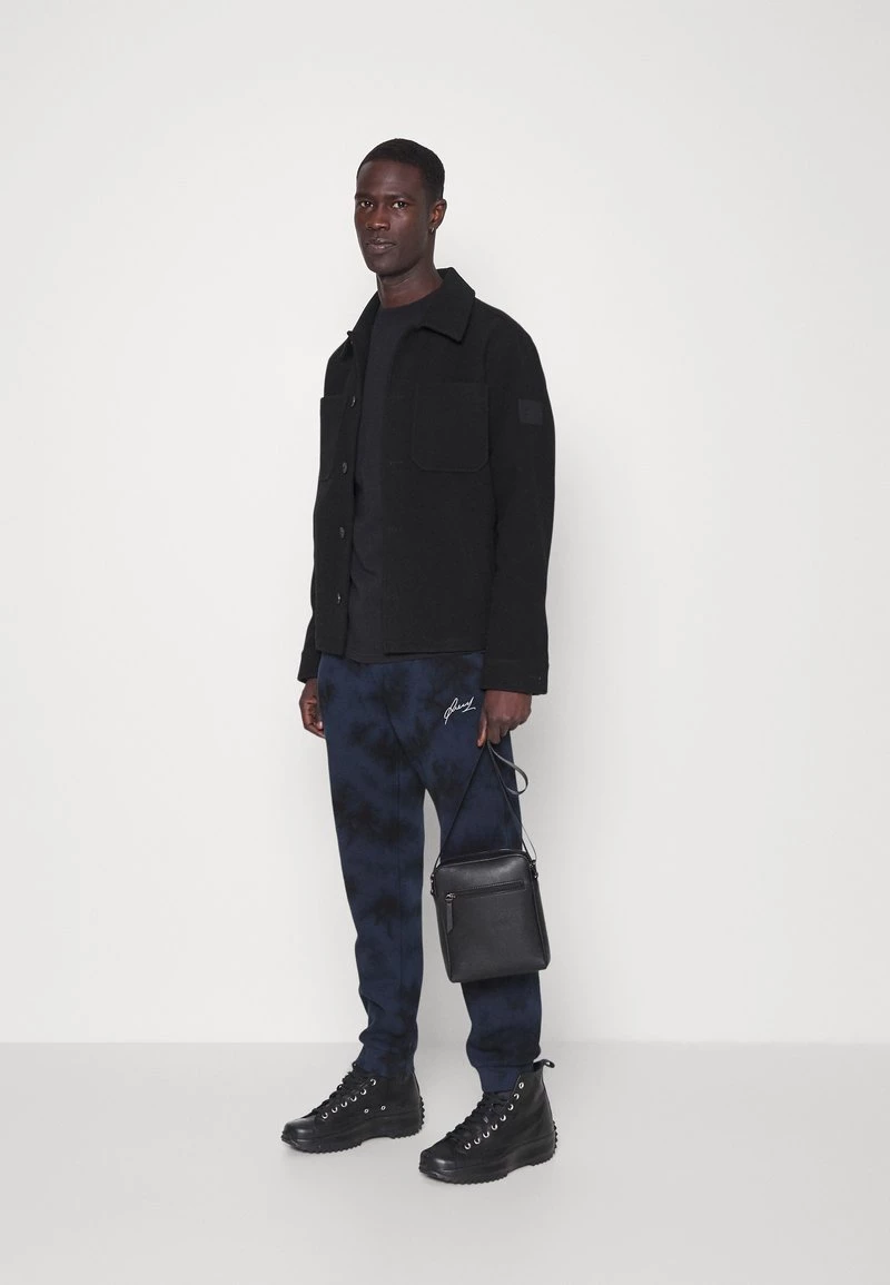 Pier One Hombre TIE DYE JOGGER - Pantalones Deportivos - Dark Blue- Black 4 Pier One Hombre TIE DYE JOGGER - Pantalones Deportivos - Dark Blue- Black - Imagen 2